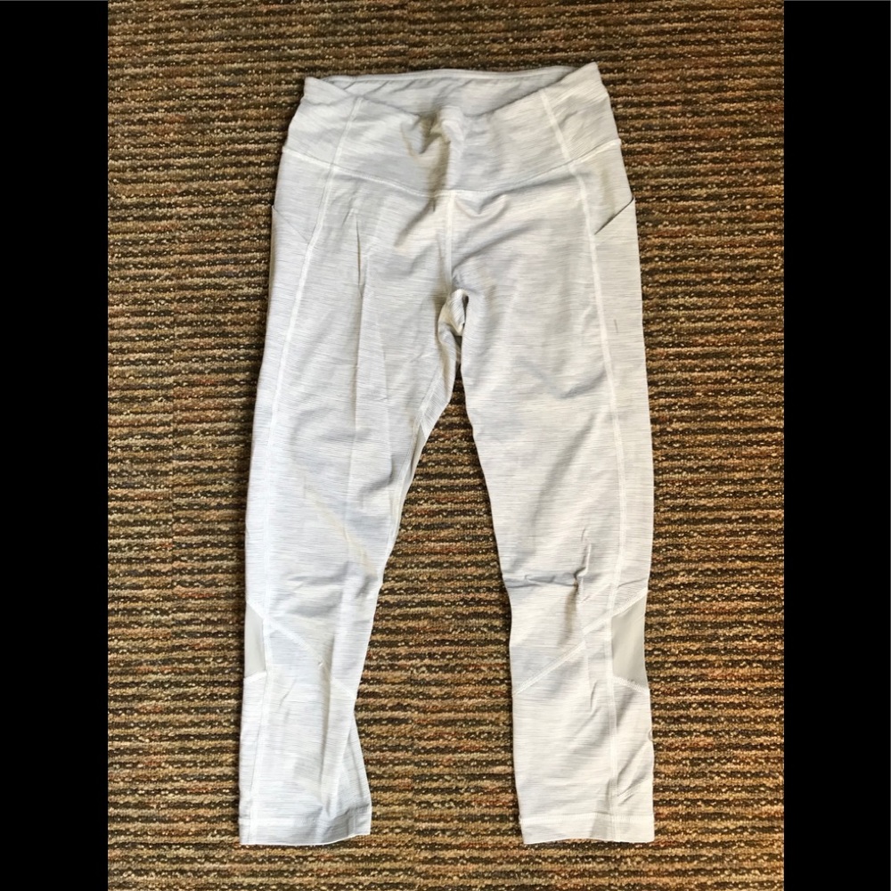 Barely worn Lululemon white leggings. Size 6.